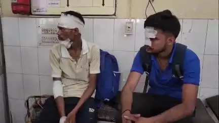 कोल: रेलवे स्टेशन पर 50 की रफ्तार में ट्रेन से कूदे 3 युवक घायल, RPF ने जिला अस्पताल में कराया इलाज