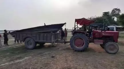 बैरिया: कोइरपट्टी घाट के पास नाव से अवैध शराब बरामद, यूपी के रास्ते बिहार में हो रही थी तस्करी