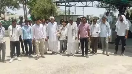 सरदारशहर: खेजड़ा गांव में पानी की समस्या को लेकर ग्रामीणों ने जलदायिक विभाग कार्यालय में किया जोरदार विरोध प्रदर्शन