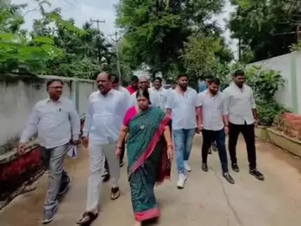 పటాన్​​చెరు: 10 మీటర్లు తగ్గకుండా రోడ్డు నిర్మాణ పనులు చేపట్టాలి :  కార్పొరేటర్ బూరగడ్డ పుష్ప నాగేష్