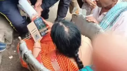 राजगढ़ी: महिला श्रद्धालु के पैर में आई मोच, एसडीआरएफ जवानों ने की मदद