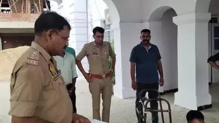 बस्ती: पुलिस अधीक्षक कार्यालय पर धरने पर बैठा पीड़ित परिवार, नगर थाने की पुलिस पर जबरन खड़ंजा लगवाने का आरोप