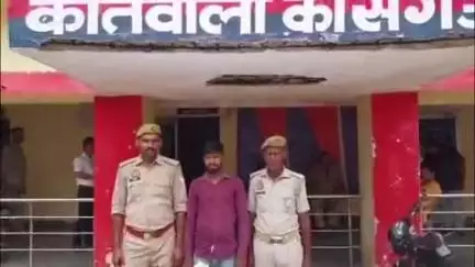 कासगंज: सदर कोतवाली पुलिस ने चेकिंग के दौरान नगला नोकस चौराहे से एक व्यक्ति को गिरफ्तार किया, 17 क्वार्टर अवैध शराब बरामद