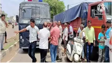 गडचिरोली: ट्रकच्या धडकेत मनसे जिल्हाध्यक्ष जखमी, संतप्त नागरिकांचे कारगिल चौकात चक्काजाम आंदोलन, वाहतूक विस्कळीत,