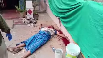 చిత్తూరులో తండ్రిని చంపిన కుమారుడు పోలీస్ స్టేషన్లో లొంగిపోయాడు