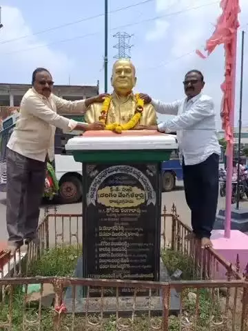 బూర్గంపహాడ్: జలగం వెంగళరావు 26వ వర్ధంతి సందర్భంగా విగ్రహానికి పూలమాలవేసి నివాళులర్పించిన కాంగ్రెస్ నాయకులు