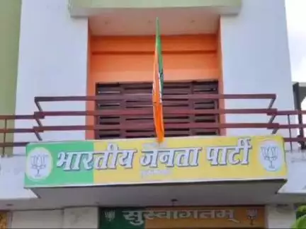 सुल्तानपुर: भाजपा सुलतानपुर में जाति विवाद, ब्राह्मण महिला को पिछड़ा वर्ग में दर्शाने पर कोषाध्यक्ष ने दिया इस्तीफा