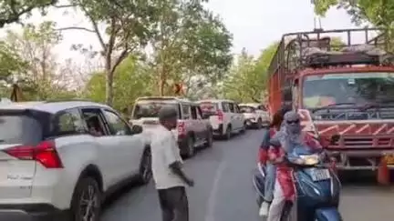 कवर्धा: चिल्फी घाट में ट्रेलर और ट्रक की आपस में भिड़ंत, 5 किलोमीटर तक लगा लंबा जाम, राहगीर हुए परेशान