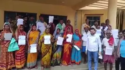 धोरैया: बारकोप डेरू गांव के भूमिहीन लोगों ने अतिक्रमण हटाने के नोटिस पर धोरैया अंचल कार्यालय में जताया क्षोभ
