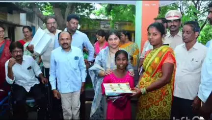 గుంటూరుపల్లి ఎంపీపీ పాఠశాలలో జరిగిన బడిబాటలో పాల్గొన్న జిల్లా కలెక్టర్,
విద్యార్థులకు యూనిఫామ్స్ పంపిణీ