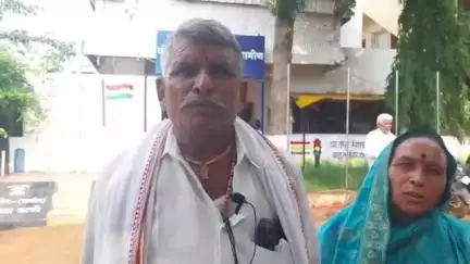 उदगीर: शेल्हाळजवळ पोलीस असल्याचे बतावणी करून पती पत्नीला लुटणाऱ्या तिघा चोरट्यापैकी एका चोरास पकडून दिले पोलिसांच्या ताब्यात