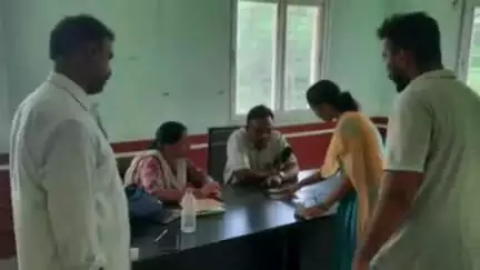 కమలాపురం: పెద్దతిప్పలిలో రైతు సేవా కేంద్రంలో అన్నదాత సుఖీభవ ఈకేవైసీని సందర్శించిన సహాయ వ్యవసాయ సంచాలకులు నరసింహారెడ్డి