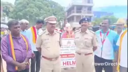 ಗುಂಡ್ಲುಪೇಟೆ: ಸವಾರರಿಗೆ ಹೆಲ್ಮೆಟ್ ಮೇಲಿನ‌ ನಿರ್ಲಕ್ಷ್ಯ ಬೇಡ; ಪಟ್ಟಣದಲ್ಲಿ ಡಿವೈಎಸ್ಪಿ ಲಕ್ಷ್ಮಯ್ಯ