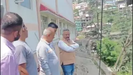 कोटखाई: शिक्षा मंत्री रोहित ठाकुर ने आपदा के दौरान क्षतिग्रस्त 'बस स्टैंट कोटखाई' के स्थल का निरीक्षण किया