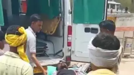 हमीरपुर: सुमेरपुर में केबिल शिफ्ट करते समय खंभा टूटा, छज्जे से दबकर लाइन मैन की हुई मौत