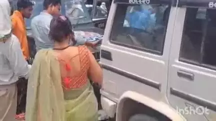 सादाबाद: कस्बे में हाईवे पर 112 पीआरबी ने बोलेरो गाड़ी को मारी टक्कर, दोनों वाहन क्षतिग्रस्त; हुआ हंगामा