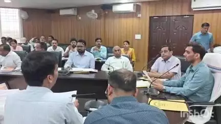 गढ़वा: समाहरणालय में डीसी की अध्यक्षता में योजनाओं की समीक्षा बैठक सम्पन्न, लापरवाह अधिकारियों पर नाराज़गी जताई