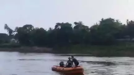 বালুরঘাট: তলিয়ে যাওয়ার প্রায় তিন ঘণ্টা পর বালুরঘাট আত্রেয়ী নদী থেকে উদ্ধার হল নিখোঁজ নাবালকের নিথর দেহ, শোকের ছায়া এলাকায়
