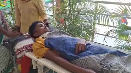 सिमडेगा: बड़ाबरपानी गांव में मानसिक रूप से बीमार युवक ने गला काटकर आत्महत्या का प्रयास किया