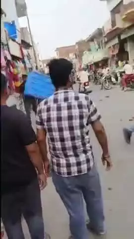 पुवायां: खुटार के बाजार में दो दुकानदारों के बीच मारपीट और पथराव का वीडियो सोशल मीडिया पर जमकर हो रहा वायरल