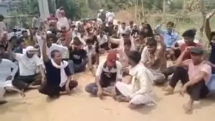 महोली: पिसावा में ग्रामीण क्षेत्रों में लगातार विद्युत कटौती से परेशान ग्रामीणों ने पावर हाउस का किया घेराव