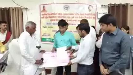 सकलडीहा: कलेक्ट्रेट में जनपद स्तरीय मेधावी छात्र-छात्राओं का सम्मान समारोह एवं सीएम खेल पुरस्कार वितरण कार्यक्रम हुआ आयोजित