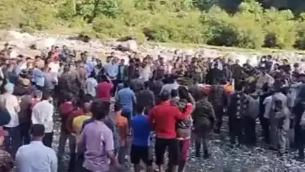 घाट: नंदानगर के कुमजुग निवासी सैनिक सुनील रावत को पैतृक घाट पर सैन्य सम्मान के साथ दी गई अंतिम विदाई, क्षेत्र में शोक