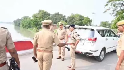 निचलौल: पुलिस अधीक्षक महराजगंज ने झूलनीपुर इंडो-नेपाल बॉर्डर के ड्यूटी प्वाइंट का किया आकस्मिक निरीक्षण