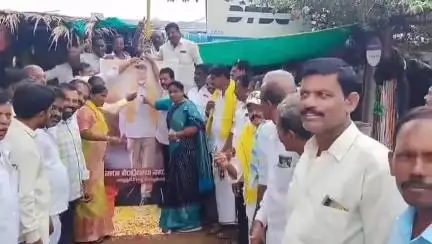 శింగనమల: గార్లదిన్నె మండల కేంద్రంలో సీఎం చిత్రపటానికి పాలాభిషేకం చేసిన మాజీ గాండ్ల ఫెడరేషన్ చైర్మన్ విశాలాక్షి