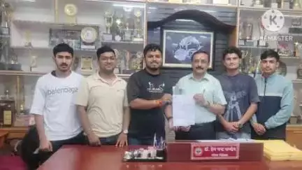 पिथौरागढ़: LSM महाविद्यालय परिसर में प्रकाश व्यवस्था ठीक करने की मांग को लेकर ABVP कार्यकर्ताओं ने प्राचार्य को सौंपा ज्ञापन