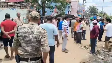 গোপীবল্লভপুর ১: নিকাশি সমস্যার জেরে বৃষ্টিতে হাতিবাড়ী মোড় সংলগ্ন রাস্তার উপর জমছে জল সমস্যার সমাধানে পরিদর্শনে এলেন BDO  ও PWD আধিকারিক