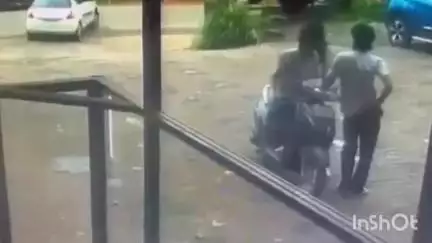 കോഴിക്കോട്: കട്ടാങ്ങൽ പെട്രോൾ പമ്പിന് സമീപം കൂട്ടുകാരോട് പിണങ്ങി ലോറിക്ക് മുന്നിൽ ചാടാൻ വിദ്യാർത്ഥിയുടെ ശ്രമം, സി.സി.ടി.വി ദൃശ്യം