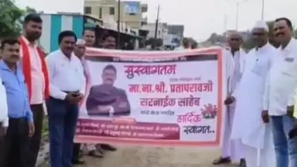 केज: परिवहन मंत्री प्रतापराव सरनाई यांचे केज येथे महामार्गावर नागरिकांनी भव्य स्वागत केले