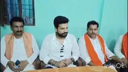 भभुआ: कैमूर पहुंचे भोजपुरी गायक व अभिनेता रितेश पांडेय ने मीडिया के साथ की प्रेस वार्ता