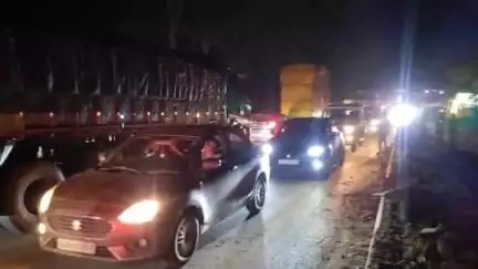 चारामा: नेशनल हाइवे पर बड़ा हादसा: मचांदूर में अनियंत्रित ट्रक ने 40 फीट डिवाइडर तोड़ा, चालक फरार, बड़ा हादसा टला