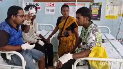 గుర్రంకొండ మండలంలోని సంఘ సముద్రం వద్ద ప్రయాణికులతో వస్తున్న ఆటో గురువారం అదుపుతప్పి బోల్తా పడి ఆరుగురికి తీవ్ర గాయాలు