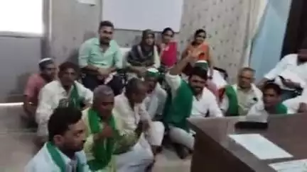 भाकियू अराजनैतिक संगठन के कार्यकर्ताओं ने किसानों की समस्याओं को लेकर एसडीएम कार्यालय में किया धरना प्रदर्शन