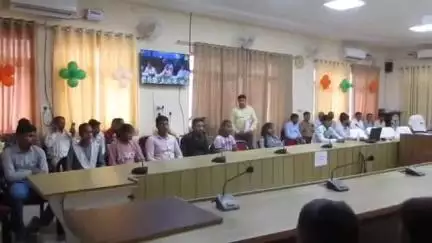 शाहजहांपुर: कलेक्ट्रेट सभागार में मेधावी छात्र सम्मान समारोह में 20 छात्रों को ₹21,000 का चेक और टेबलेट देकर किया गया सम्मानित