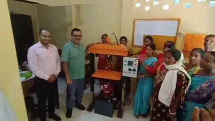 রাজনগর: দারিদ্রতা দূরীকরণে উদ্যোগ বনদপ্তরের, রাজনগরের কুড়ুল মাটিয়া গ্রামের SHG-র মহিলাদের শালপাতার থালা তৈরির মেশিন প্রদান