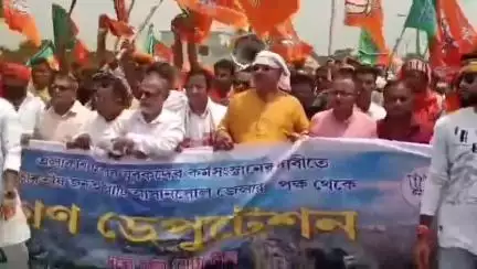 বারাবনী: বারাবানিতে বিজেপির মিছিলে উত্তেজনা পুলিশের সাথে ধস্তাধস্তি, লাঠি চার্জের অভিযোগ