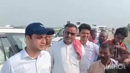 मधेपुर: मधुबनी: डीएम आनंद शर्मा ने मधेपुर प्रखंड में कोसी और कमला नदी के तटबंधों का अधिकारियों के साथ किया निरीक्षण