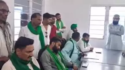 पीलीभीत: आसाम चौराहे पर सड़क हादसे में ट्रक ड्राइवर का पैर कटने के मामले में भारतीय किसान यूनियन ने दिया धरना