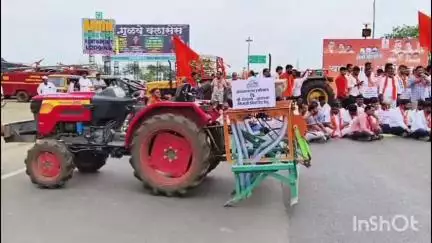 धुळे सोलापूर राष्ट्रीय महामार्गावर शहरातील शिंगोली शासकीय विश्रामगृहासमोर शिवसेना ठाकरे गटाचे चक्काजाम आंदोलन