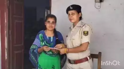 मढ़ौरा: ऑपरेशन मुस्कान के तहत मढ़ौरा थाना पुलिस ने चोरी हुए मोबाइल को असली मालिक को सौंपा