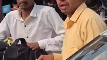 श्रीनगर: श्रीनगर में दुपहिया वाहन के यात्रियों और स्थानीय व्यक्ति के बीच हुई मारपीट, यात्री ने स्थानीय व्यक्ति पर मारा हेलमेट