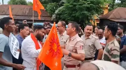 হেমতাবাদ: মহেশতলার ঘটনার প্রতিবাদে হেমতাবাদে পথ অবরোধ করে বিক্ষোভ BJP-র, উপস্থিত মণ্ডল সভাপতি সহ অন্যরা
