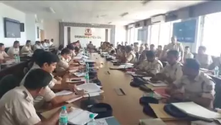धनबाद/केंदुआडीह: समाहरणालय के सभागार में वरीय पुलिस अधीक्षक प्रभात कुमार द्वारा मासिक अपराध समीक्षा बैठक