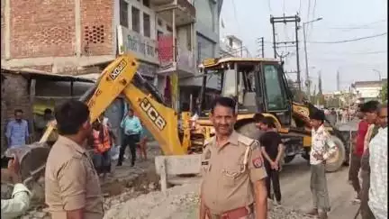 घोसी: घोसी के करीमुद्दीनपुर में अतिक्रमण पर नगर पंचायत का बुलडोजर चला, मचा हड़कंप