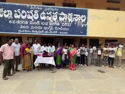 నర్సాపూర్: ప్రభుత్వ పాఠశాలలో చదువుకునే విద్యార్థులకు టెస్ట్ బుక్స్ పంపిణీ చేసిన ఎంఈఓ తారా సింగ్