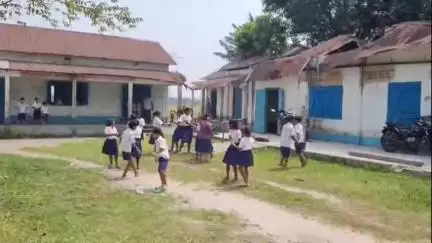 তুফানগঞ্জ ২: আটারা বিবেকানন্দ প্রাথমিক বিদ্যালয়ের বেহাল দশায় মুখ ফিরিয়েছে পড়ুয়ারা #jansamasya